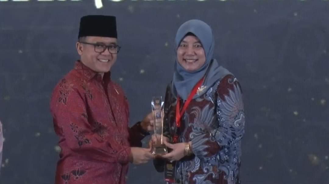 PENGHARGAAN -- Kepala Dinas Peternakan dan Perkebunan drh Hj Elvi Martina menerima penghargaan dari Kementerian Pendayagunaan Aparatur Negara dan Reformasi Birokrasi RI menganugerahkan penghargaan sebagai TOP 45 Inovasi Pelayanan Publik tahun 2023, Selasa (21/11).