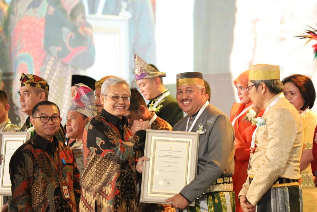 PENGHARGAAN -- Kepala Dinas Perikanan Kabupaten Pinrang H Syahruddin menerima penghargaan disela-sela Temu Koordinasi Kampung Perikanan Budidaya menuju korporasi pembudidaya ikan/udang di Jakarta Selatan, Selasa (28/11). 