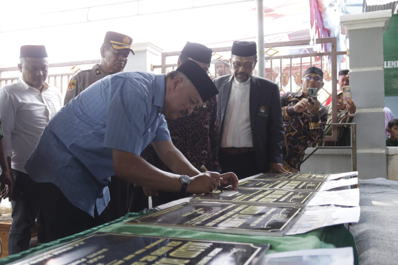 RESMIKAN -- Bupati Pinrang Irwan Hamid meresmikan penggunaan tujuh rumah ibadah berupa masjid, di Kelurahan Tatae Kecamatan Duampanua, Minggu (12/11)