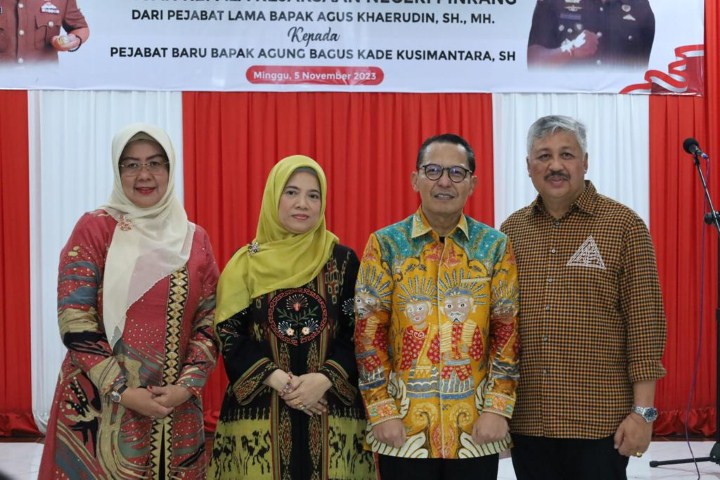 SERTIJAB -- Bupati Pinrang Irwan Hamid foto bersama usai pisah sambut Kepala Kejaksaan Negeri Pinrang di Pendopo Rumah Jabatan Bupati Pinrang, Minggu (5/11).