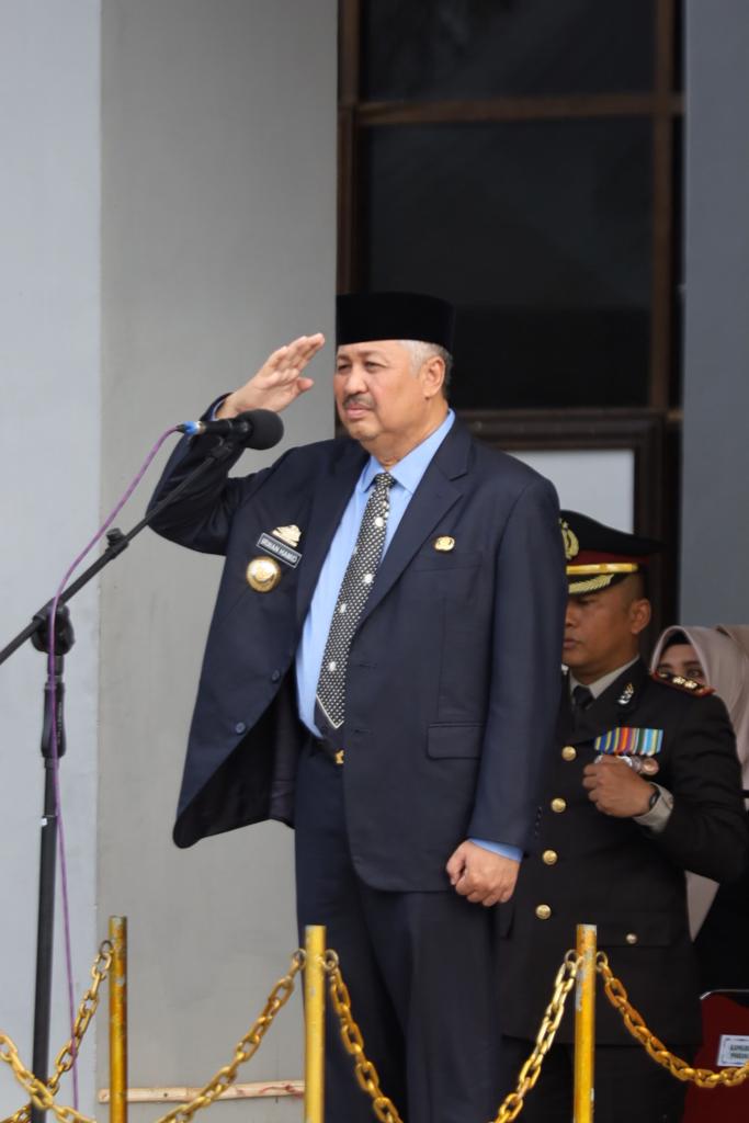 UPACARA -- Bupati Pinrang Irwan Hamid menjadi Irup dalam rangka upacara peringatan Hari Kesehatan Nasional (HKN) di Halaman Kantor Bupati Pinrang, Senin (20/11).