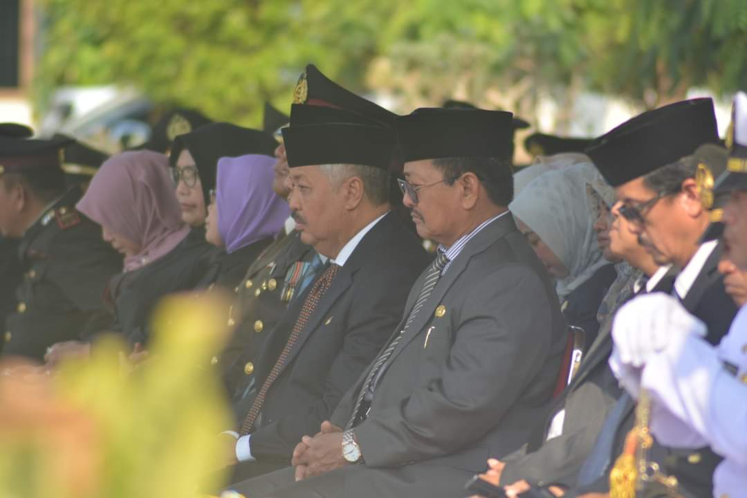 IRUP -- Pemkab Pinrang menggelar peringatan Hari Pahlawan Nasional ke - 78 Tahun 2023 di Halaman Kantor Bupati Pinrang, Jumat (10/11). Dandim 1404 Pinrang Letkol (Inf) Aris Barunawan didaulat sebagai Inspektur Upacara (Irup).