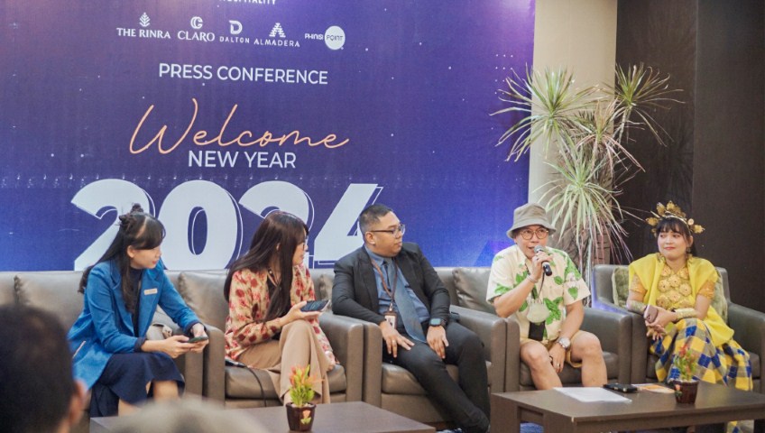 PRESS CONFERENCE -- Ricwan Wahyudi, Marcom Manager Claro Makassar (tengah) didampingi Umay Adrizah, Marcom Manager The Rinra Makassar, Audy Corneldy,  Marcom Manager Dalton Makassar, dan Urfia, Marcom Excecutive Almadera Makassar pada press conference Paket Pergantian Tahun 2023-2024 bersama Phinisi Hospitality Indonesia Group.