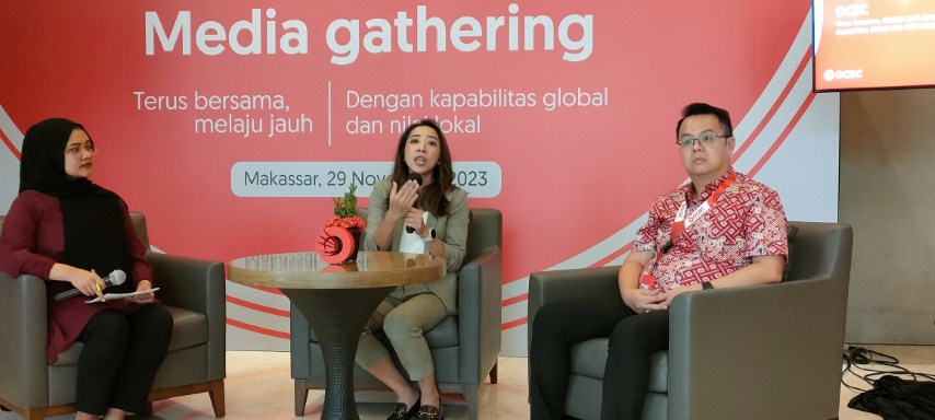 REBRANDING -- National Network Head OCBC Indonesia, Jenny Hartanto (tengah) dan Region Head OCBC Indonesia,  Kuntarto Shianto, menjelaskan langkah-langkah yang dilakukan OCBC pasca-melakukan rebranding dari OCBC NISP menjadi OCBC. 