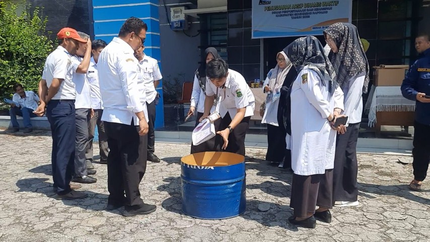 PEMUSNAHAN ARSIP -- Dinas Perpustakaan dan Kearsipan (DPK) Kabupaten Sidrap melaksanakan pemusnahan arsip dinamis inaktif di depan kantornya, Kompleks SKPD Sidrap, Kamis (23/11).