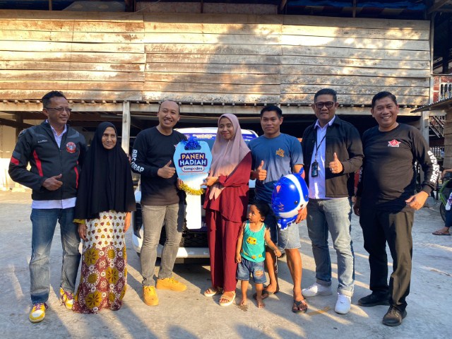 SIMPEDES -- Ibu Nadi warga Bilokka dan Rahayu warga Desa Aka-akae saat menerima hadiah utama Grand Prize II Simpedes BRI Sidrap baru-baru ini.