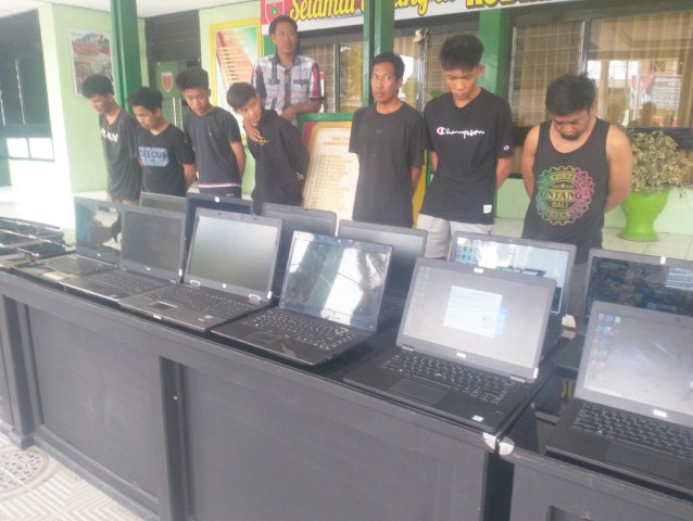 UNGKAP --  Polres Sidrap dan Kodim 1420 Sidrap mengungkap kasus kejahatan di dunia maya (Cyber crime) pada Senin (27/11). Sebanyak 147 buah sebagai barang bukti disita polisi.