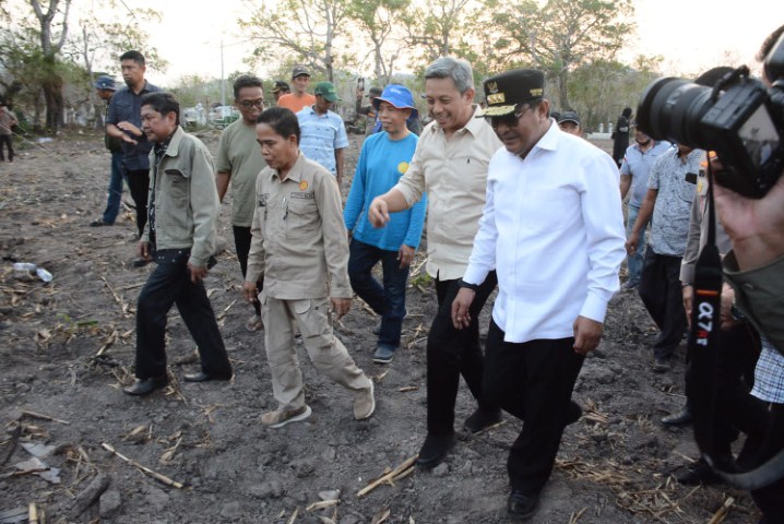 TANAM PISANG -- Pj Gubernur Sulsel Bahtiar berkunjung ke Kabupaten Sidrap dipusatkan di Rest Area Datae, Kelurahan Lawawoi, Kecamatan Watang Pulu, Sabtu (11/11) kemarin. 