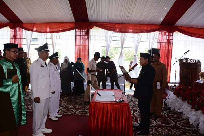 LANTIK -- Wakil Bupati Sidrap, H. Mahmud Yusuf melantik dan mengambil sumpah dua kepala desa terpilih hasil pilkades serentak di Kecamatan Pitu Riawa di Lapangan Lagoga Bulucenrana, Selasa (14/11).