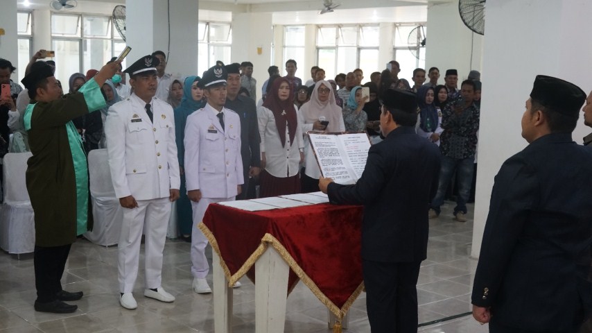 LANTIK -- Wabup Sidrap H Mahmud Yusuf melantik dan mengambil sumpah dua Kepala Desa (Kades) terpilih pada Pilkades serentak beberapa waktu lalu di Kecamatan Maritengngae Gedung Islamic Center Masjid Raya Pangkajene, Kamis (16/11). 