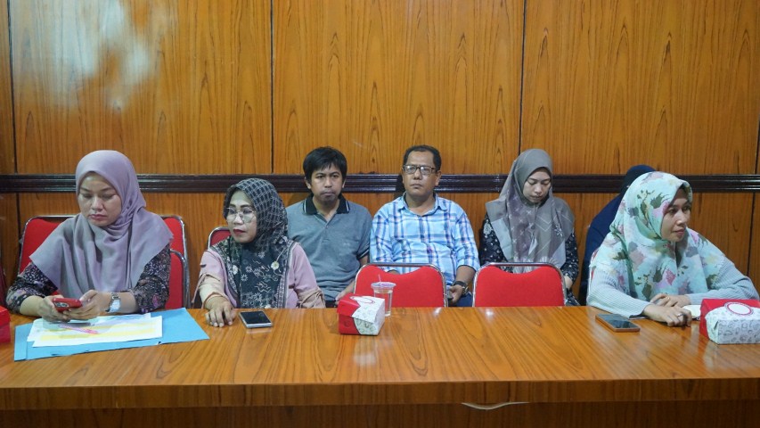 RAPAT EVALUASI -- Badan Perencanaan Pembangunan Penelitian dan Pengembangan Daerah (Bappelitbanda) Kabupaten Sidrap menggelar rapat evaluasi penginputan Indeks Pengelolaan Keuangan Daerah (IPKD) di Ruang Rapat Kantor Bappelitbangda, Jumat (3/11) akhir pekan kemarin. 