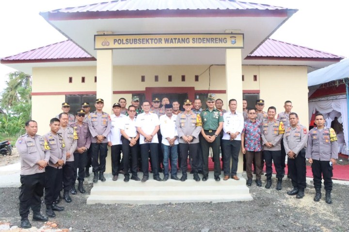 RESMIKAN -- Kapolres Sidrap AKBP Erwin Syah bersama Bupati Sidrap H Dollah Mando diwakili staf Ahli Bupati Andi Anis Dahlan meresmikan Kantor Polsubsektor yang dipusatkan di Empagae, Kecamatan Watang Sidenreng, Kabupaten Sidrap, Rabu (22/11).
