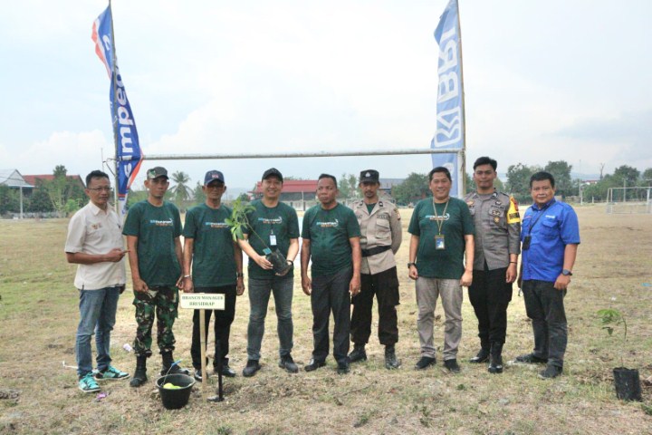 TERIMA BIBIT -- Pimpinan BRI Sidrap dan Kepala Desa foto bersama usai menerima bibit tanaman produktif di wilayah pedesaan, Senin (27/11).    