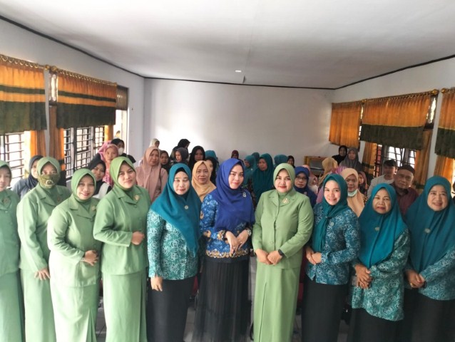 PERTEMUAN -- Ketua Persit KCK Cabang XXXI Kodim 1423/Soppeng Ny Widya Sigit Suhendro menghadiri pertemuan penanganan pencegahan, percepatan, penurunan stunting dan wasting (Rumah Gizi) tingkat Kabupaten Soppeng di Kantor Kelurahan Bila Kecamatan Lalabata Kabupaten Soppeng, Jumat (17/11).