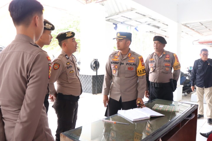 CEK KESIAPAN -- Kapolres Soppeng AKBP H. Muhammad Yusuf  Usman melaksanakan kunjungan dan pengecekan dibeberapa kantor pelaksana Pemilu 2024 dalam rangka Ops Mantap Brata 2023 - 2024, Rabu (8/11)