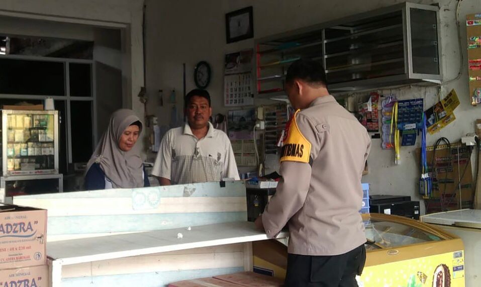 AKTIF -- Bhabinkamtibmas Polres Soppeng terus aktif melaksanakan sambang door to door Sistem (DDS) dalam rangka menjaga situasi Kamtibmas yang kondusif di wilayah binaan, Senin (20/11).