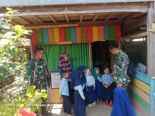 SAMBANGI TK/SD -- Dandim 1423/Soppeng Letkol (Inf) Sigit Suhendro Hadi Kusmawan didampingi Danramil 1423-01/Lalabata Kapten (Chk) Muhammad Hatta dan Babinsa Desa Umpungeng Sertu Haris disela-sela kesibukannya menyempatkan waktunya untuk mengunjungi SD dan TK di daerah terpencil di Dusun Umpungeng Desa Umpungeng Kecamatan Lalabata Kabupaten Soppeng.