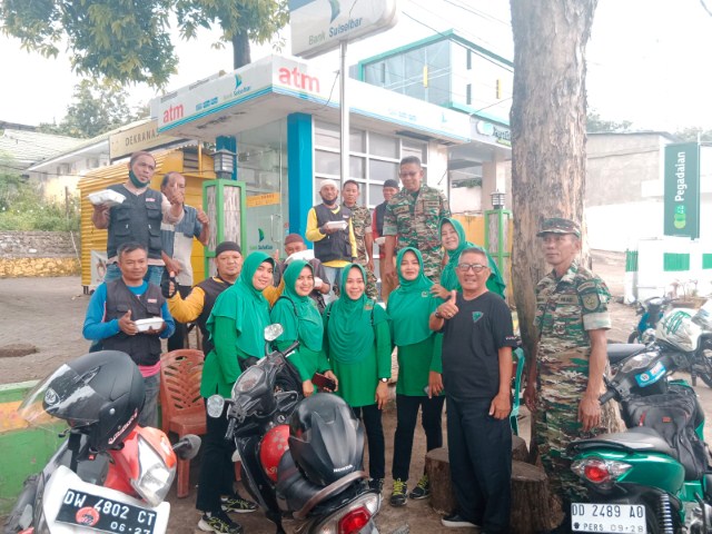 JUMAT BERKAH -- Danramil 1423-01/Lalabata Kapten (Chk) Muhammad Hatta memimpin kegiatan Jumat Berkah membagikan nasi kotak kepada warga di Kecamatan Lalabata Kabupaten Soppeng, Jumat (24/11).