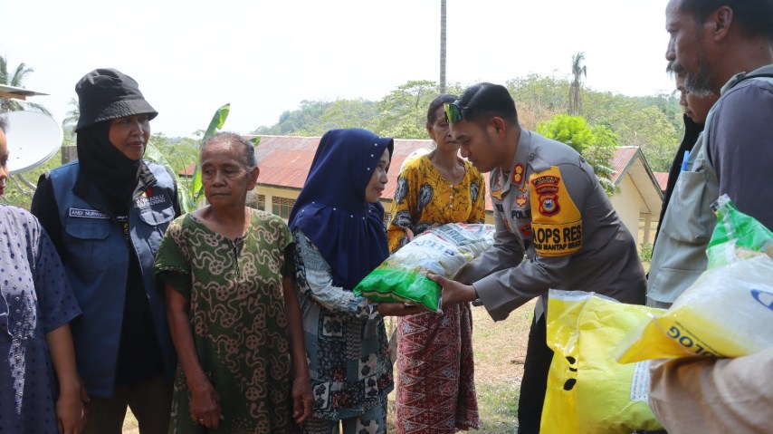 BERBAGI -- Kapolres Soppeng AKBP H Muhammad Yusuf Usman meninjau lokasi TPS terjauh dan berbagi Baksos kepada warga kurang mampu di Desa Sering Dusun Tumia Kampung Lampappeng dan Jilengnge. Kapolres didampingi para PJU, Kapolsek Donri-Donri, PPK, PPS (Penyelenggara Pemilu) dan para personel lainnya, Selasa (9/11)