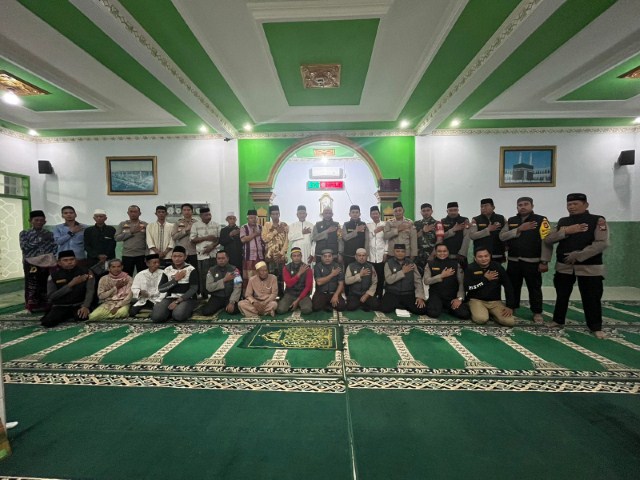 SILATURRAHMI -- Kapolres Soppeng AKBP H Muhammad Yusuf Usman dan jajaran melakukan silaturahmi bersama melalui Program Safari Subuh di Masjid Mujahidin Desa Pising Kecamatan Donri-Donri Kabupaten Soppeng, Kamis (30/11). Silaturrahmi dipimpin Kabag Ren AKP Zainuddin. 