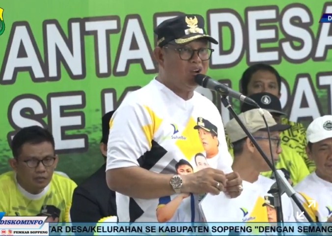 TURNAMEN -- Wabup Soppeng Lutfi Halide membuka secara resmi Turnamen Bulutangkis Bupati Soppeng Cup 2023 Antardesa Kelurahan se-Kabupaten Soppeng di Gedung KONI Kabupaten Soppeng, Minggu (12/11).