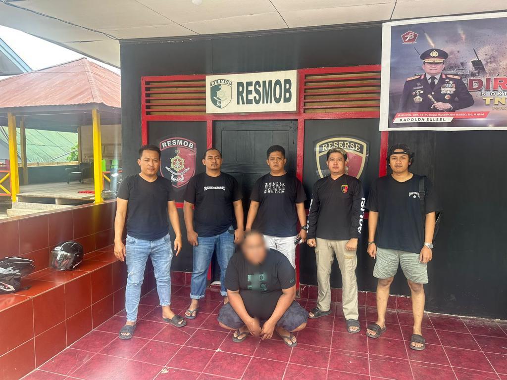 DIBEKUK -- Timsus Polres Soppeng membekuk pelaku Curanmor lintas provinsi di SMA 6 Watansoppeng Desa Laringgi Kecamatan Marioriawa Kabupaten Soppeng. Pelaku AR warga Palateang Kabupaten Pinrang dibekuk di salah satu rumah kost di Wonomulyo Kabupaten Polman, Kamis (16/11)