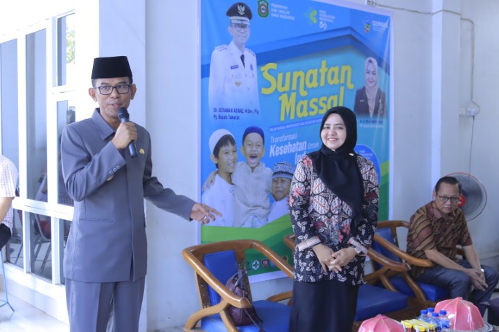 SUNATAN -- Pj Bupati Takalar, Setiawan Aswad didampingi Plt Kadis Kesehatan Takalar, Hj Nilal Fauziah menghadiri kegiatan sunatan massal.