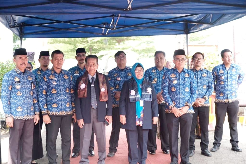 IST SURVEYOR -- Pj Sekkab Gowa, Abd Karim Dania bersama jajaran aparat Dinkes dan Pemerintah Kecamatan Somba Opu saat menyambut kedatangan tim surveyor Re-Akreditasi Puskesmas Somba Opu. 