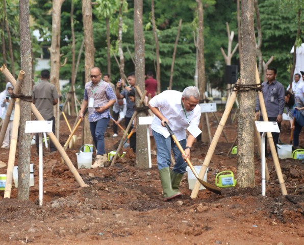 TANAM POHON -- Head of Security Astra, Muslich, Perwakilan Astra dalam acara Gerakan Tanam Pohon Bersama yang dilaksanakan di Hutan Kota Kawasan Industri Pulo Gadung, Jakarta Timur.