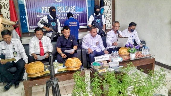 UNGKAP -- BNNK Tana Toraja saat mengungkap pengedar ganja yang menanam di pot bunga rumah miliknya Jalan Tongkonan Ada, Makale Tator.