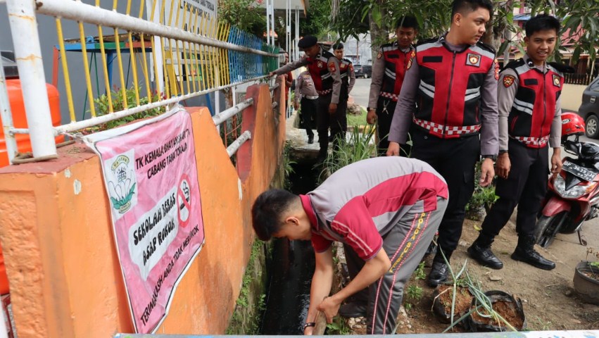 JUMAT BERSIH -- Polres Tana Toraja menggelar Jumat Bersih dengan membersihkan lingkungan sekitar Mapolres, Jumat (24/11). Kegiatan ini dalam bentuk kepedulian terhadap lingkungan untuk mencegah terjadinya banjir saat musim penghujan.