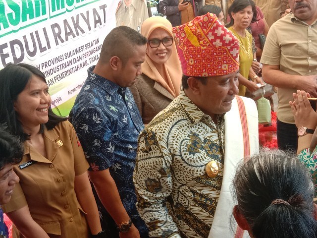 KUNKER -- Pj Gubernur Sulsel Bahtiar saat melakukan Kunker di Tana Toraja sekaligus sosialisasi budidaya pisang dan operasi pasar