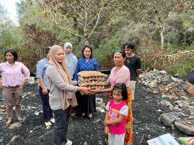 BANTUAN -- Ketua Himpaudi Tana Toraja dr Erni Yetti Riman menyerahkan bantuan kepada keluarga korban kebakaran di Kaduaja, Gandasil, Senin (6/11).