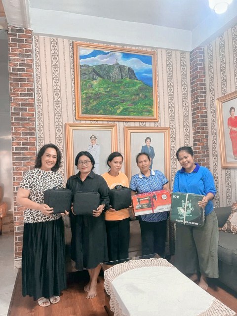 BELI -- Owner Sinar Kasih dr Erni Yetti Riman foto bersama yusai membeli hasil produksi pertanian kelompok Dasawisma untuk digunakan manajemen RSSK Tana Toraja sebagai konsumsi para pasiennya. 
