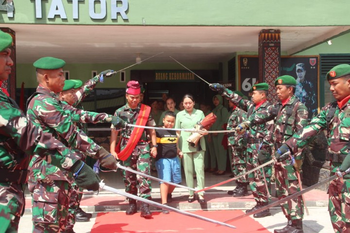 LEPAS -- Suasana haru melepas mantan Damndim 1414 Toraja ke tempat tugas yang baru di Kodam VI Mulawarman dengan tradisi pedang pora, Minggu (19/11).  
