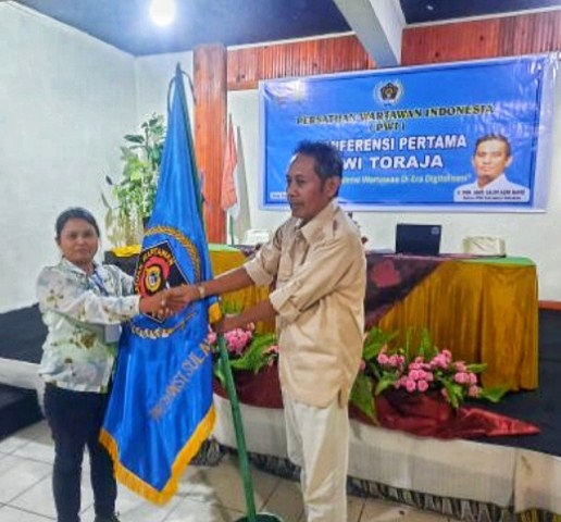 AKLAMASI -- Jurnalis dari Media Kabar Makassar Jerni Ma’guling terpilih secara aklamasi sebagai Ketua PWI Toraja Raya periode 2023-2026 pada konfrensi PWI pertama di Resto Ayam Penyet Rantepao, Senin (27/11) kemarin.