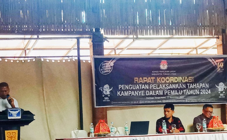 RAKOR -- KPU Toraja Utara (Torut) menggelar rapat kordinasi (Rakor) membahas penguatan pelaksanaan tahapan kampanye Pemilu 2024 di Heritage Hotel, Kamis (23/11) kemarin.