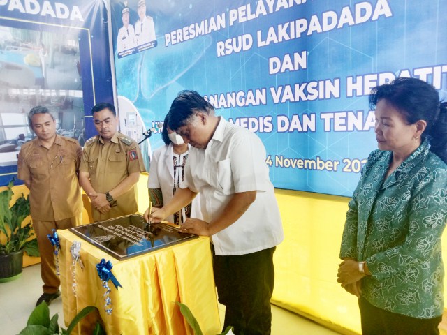 RESMIKAN --  Bupati Tana Toraja, Theofilus Allorerung meresmikan layanan unggulan RSUD Lakipadada berupa instalasi Hemodialisis (Cuci Darah), Selasa (14/11). Peresmian disaksikan Wabub Zadrak Tombeg, Kadinkes dr Rudy Andi Lolo, Dirut RAUD Lakipadada dr Farma Lelepadang, Ketua TP PKK Yariana Somalinggi, dan undangan lainnya