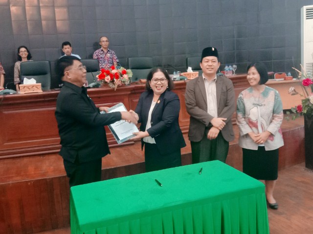 PERDA -- Wakil Ketua Evivana Rombe Datu, Wakil Ketua DPRD Yohanis Lintin Paembongan dan Pj Sekkab Muh Safar menyerahkan Ranperda APBD yang telah ditetapkan sebagai ABPD kepada Bupati Tator Theofilus Allorerung di Gedung DPRD, Kamis (16/11). 