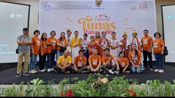 JUARA UMUM -- Kontingen FTBI Torut foto bersama usai ditetapkan sebagai juara umum dari empat kategori yang dipertandingkan. 