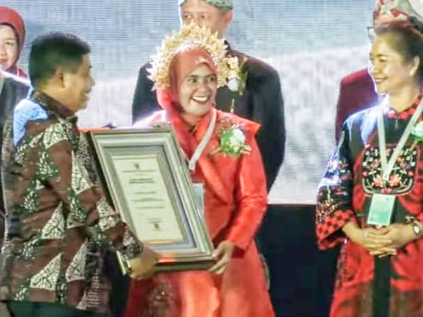 TERIMA -- Wabup Maros, Suhartina Bohari (tengah), tersenyum bahagia saat menerima penghargaan Swasti Saba Wiwerda tahun 2023 dari Kementerian Kesehatan RI.