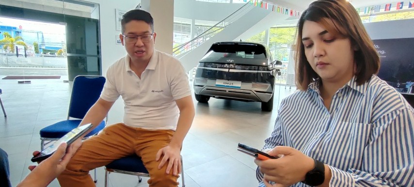 TEST DRIVE BERHADIAH -- Branch Manager Hyundai Pettarani, William Pangemanan dan  Branch Manager Hyundai Sungguminasa, Citra Randang, menjelaskan tentang test drive berhadiah tiket dan paket perjalanan untuk menonton FIFA U-17 World Cup Indonesia 2023 di sela acara showroom event Hyundai Sungguminasa di Galesong Building lantai 1, Sabtu, 18 November 2023.