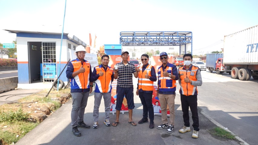 TOL VAGANZA -- Salah seorang pengguna jalan tol (tiga dari kiri) tidak bisa menyembunyikan kegembiraannya setelah mendapatkan hadiah berupa logam mulia dari program Tol Vaganza yang akan berlangsung hingga akhir Desember 2023.