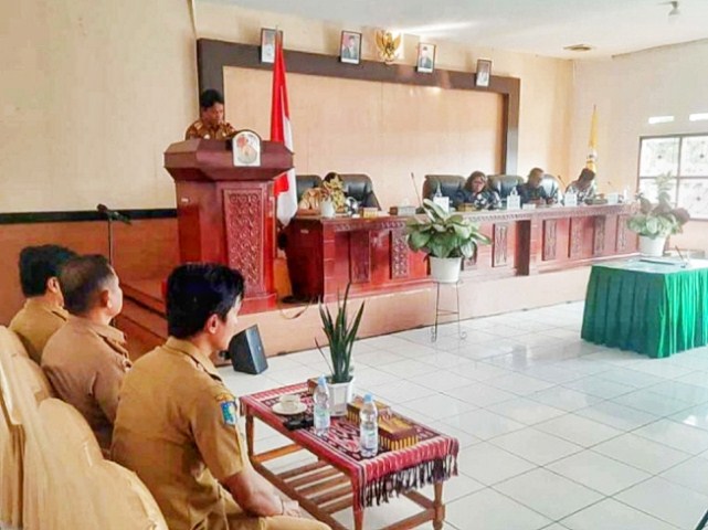 TOLAK -- DPRD Toraja Utara menolak menerima R-APBD Toraja Utara Tahun 2024 yang diserahkan pihak eksekutif melalui rapat paripurna di Gedung DPRD Toraja Utara, Selasa (14/11). Penolakan dilakukan setelah diketahui terjadi devisit anggaran sebesar Rp 46 milyar lebih.