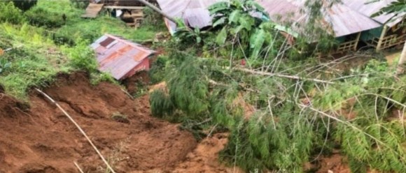 RUMAH RUBUH -- Longsor di obyek wisata (Obwis) To Tambi, Lembang Mamullu, Toraja Utara, baru-baru ini menyeret dua rumah warga dan pohon buangin besar tumbang. Bencana longsor terjadi setelah wilayah Lembang Mamullu diguyur hujan deras disertai angin kencang. 
