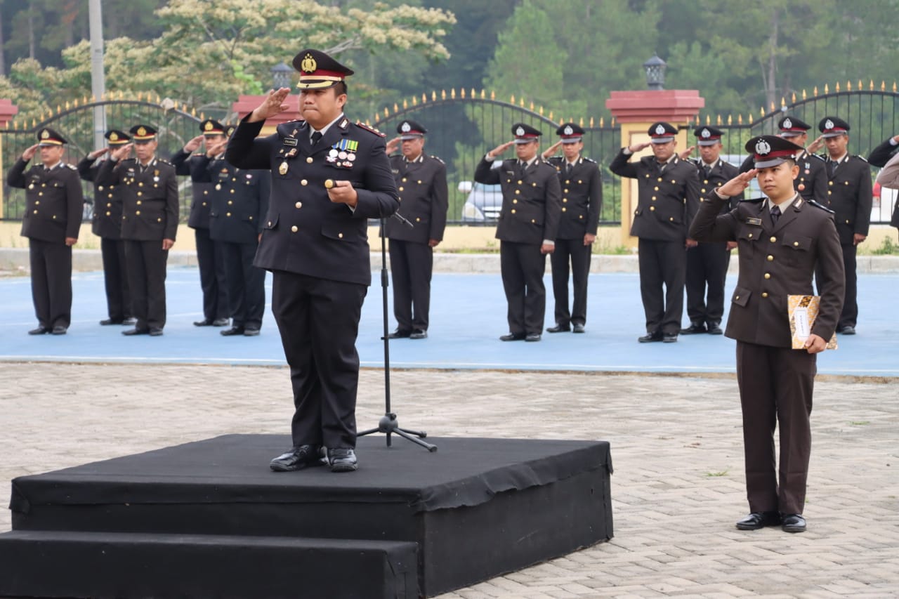 IRUP --  Kapolres Toraja Utara, AKBP Zulanda didapuk sebagai inspektur upacara (Irup) upacara memperingati hari Pahlawan Tahun 2023 di Mapolres Toraja Utara, Panga’, Kecamatan Tondon, Jumat (10/11).