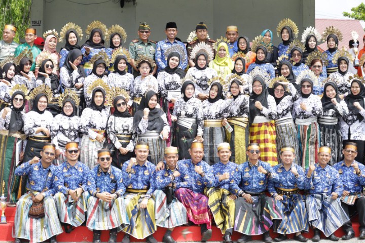 IRUP -- Bupati Wajo, Amran Mahmud menjadi Inspektur Upacara (Irup) pada upacara peringatan Hari Ulang Tahun (HUT) ke-52 Korpri dirangkai peringatan Hari Guru Nasional (HGN) ke-78 di Lapangan Merdeka Sengkang, Rabu (29/11).