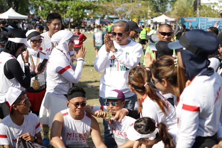 LEPAS -- Bupati Wajo, Amran Mahmud melepas peserta Bumi Lamaddukelleng Fun Run 2023, Minggu (5/11). Fun Run start di Lapangan Merdeka Sengkang diikuti ribuan peserta dari lintas daerah dan lintas profesi. 