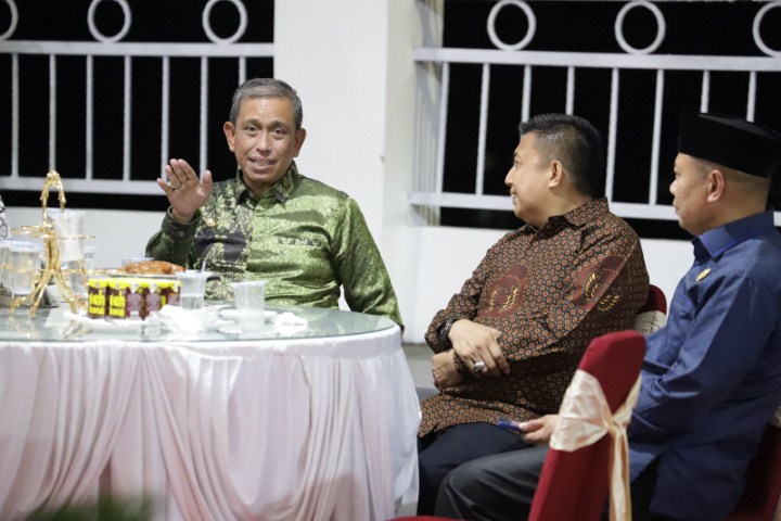 SILATURRAHMI -- Bupati Wajo, Amran Mahmud menyambut Kepala Kejaksaan Negeri (Kajari) Wajo, Andi Usama Harun dan Ketua Ikatan Adhyaksa Dharmakarini (IAD) Daerah Wajo, Andi Nenny Andi Usama di Rujab Bupati, Pesanggrahan, Senin (13/11).