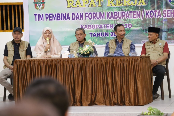RAKER -- Bupati Wajo Amran Mahmud bersama Wabup Amran membuka rapat kerja tim pembina dan forum Kabupaten/Kota Sehat (KKS) Kabupaten Wajo Tahun 2023 di Kabupaten Bulukumba, Jumat (17/11). 
